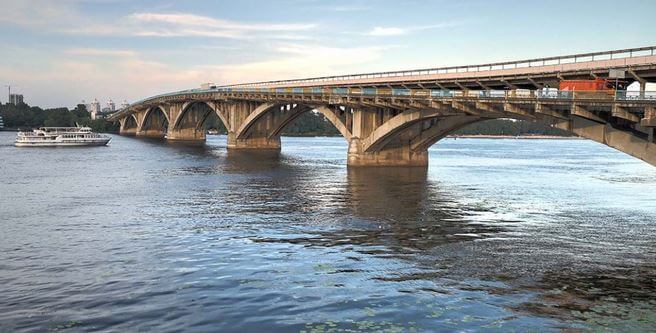 Мост около станции метро Левобережная